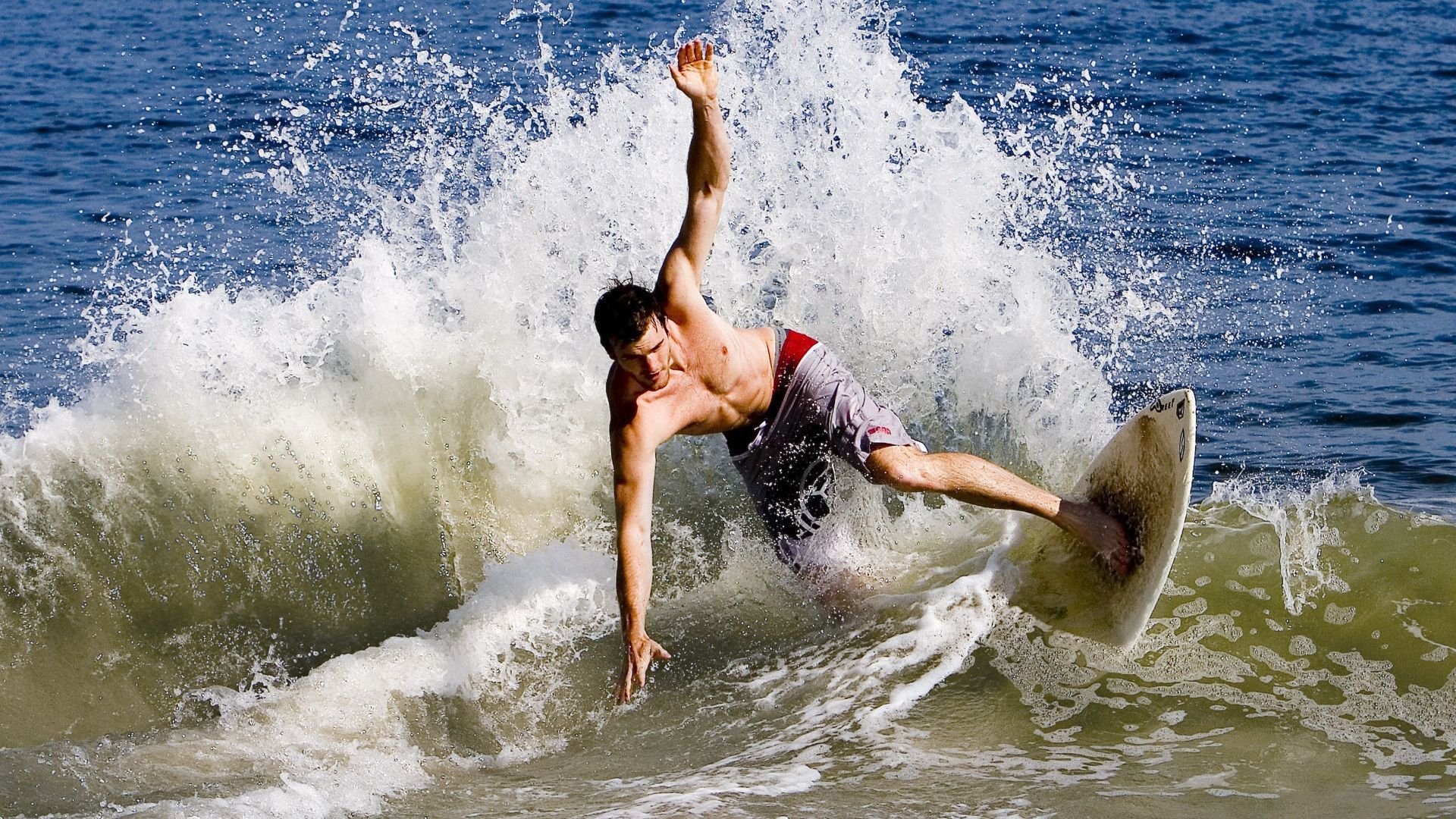 英超争冠之夜，阿拉巴舞台越大越强